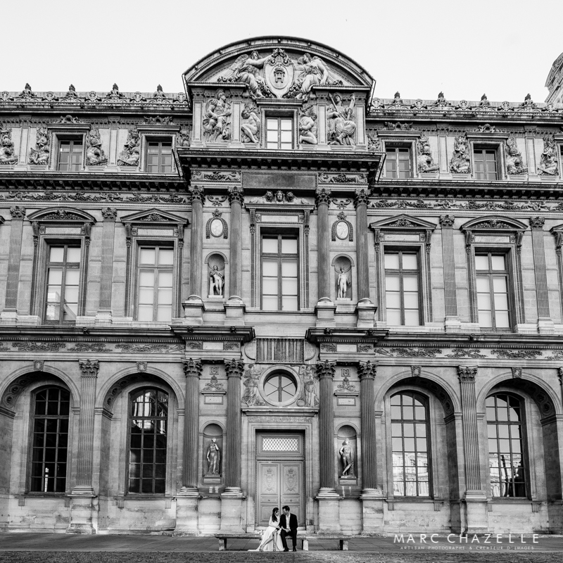 Noir et blanc dans la cour carrée du Louvre