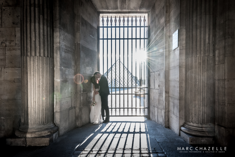 Photo de couple au Louvre à Paris - romantisme