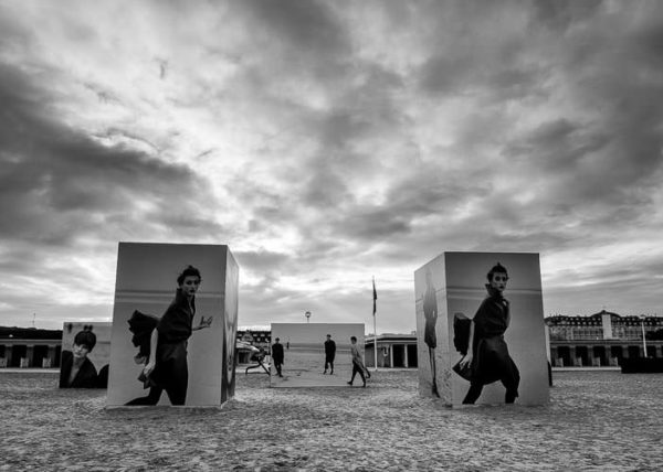 Exposition Monumentale Peter Lindberg Sur les Planches de Deauville