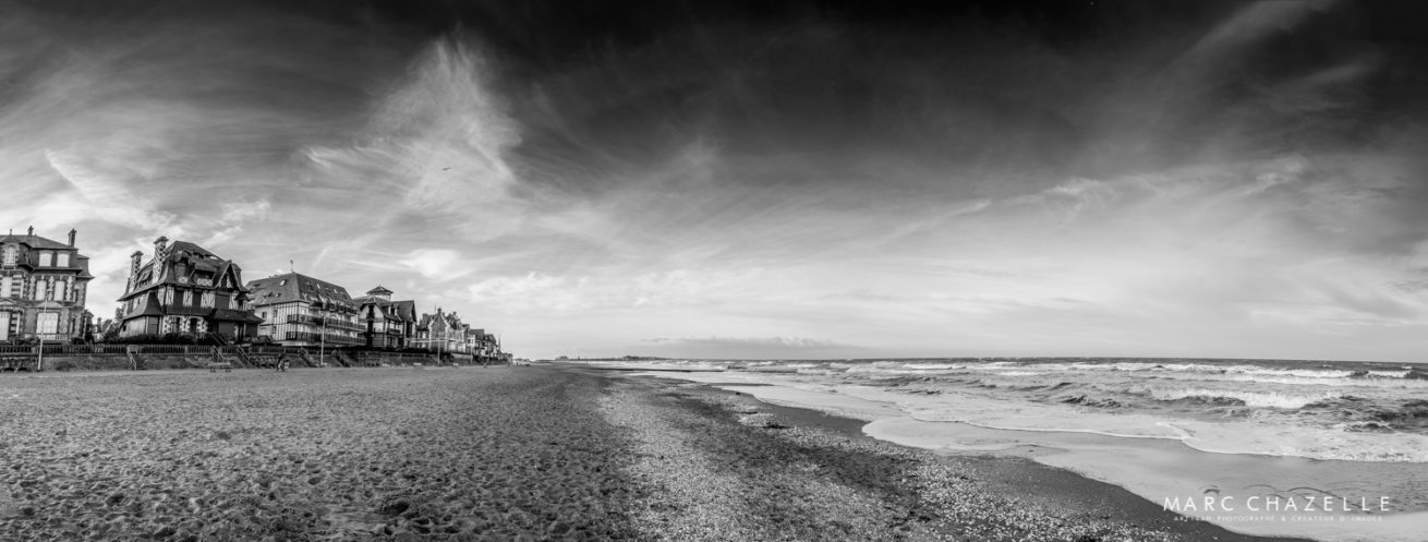 panoramique de la plage d'houlgate en noir et blanc