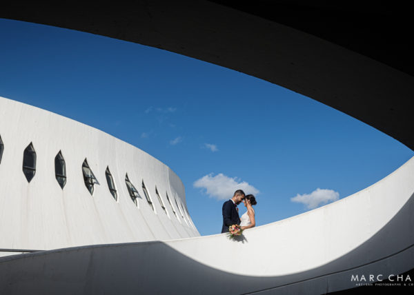 séance de couple au Havre sur la place Oscar Niemeyer