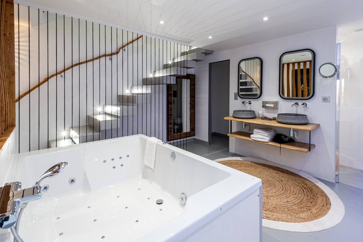 Salle de bains d'une
							annonce Airbnb à cabourg