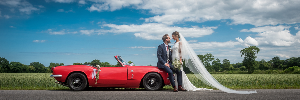 séance photo de couple à bords d'une voiture de collection - mariage en Normandie