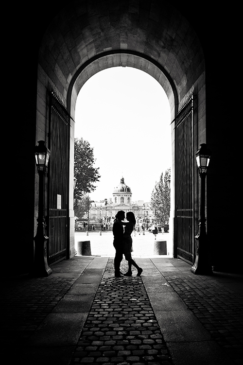 Photo couple en noir et blanc dans la cour carrée du Louvre - Paris